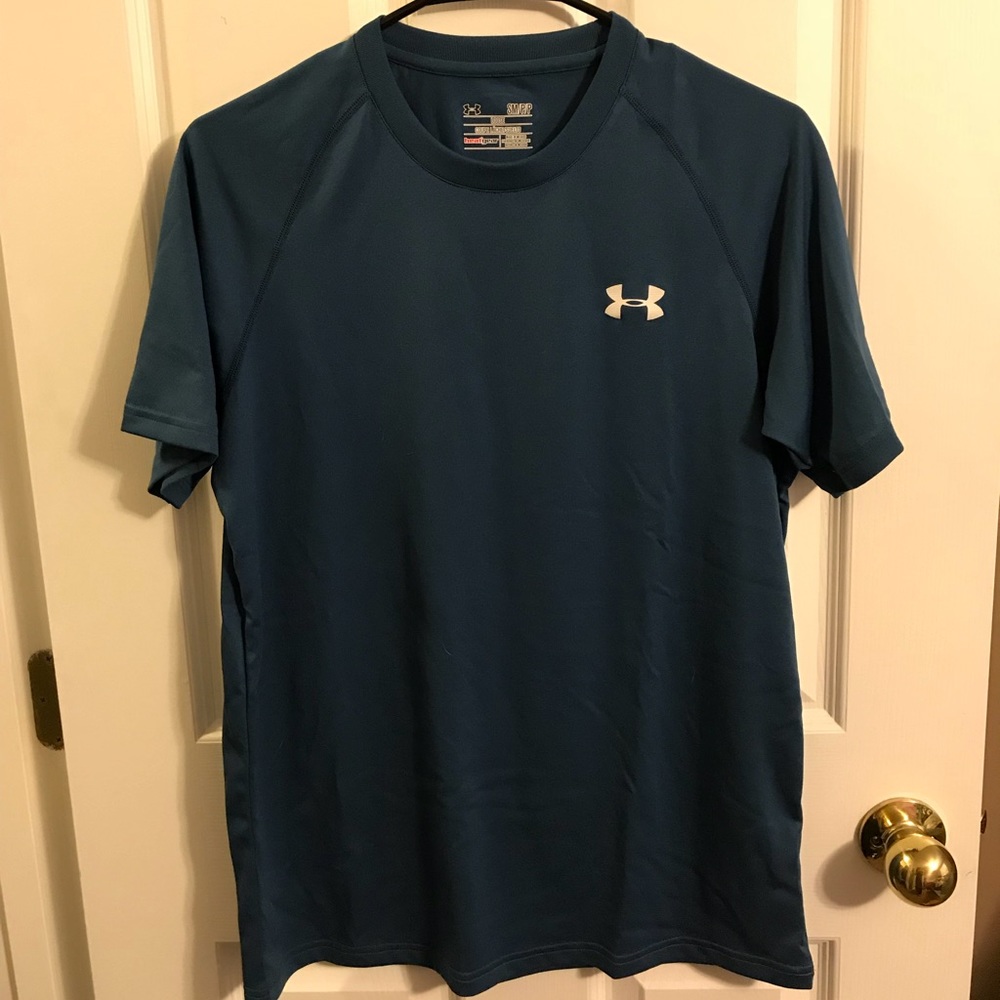 Under armour men’s loose heat gear shirt.